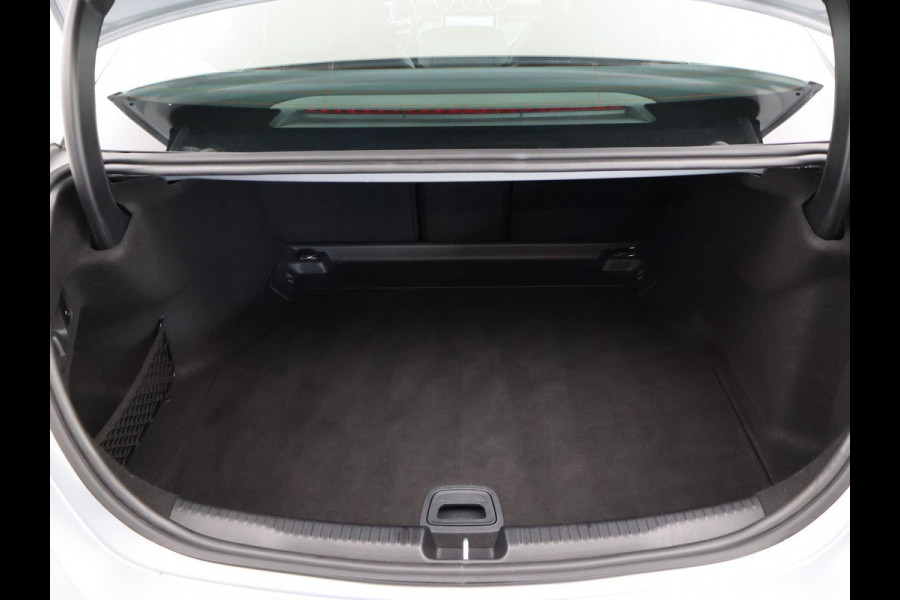 Mercedes-Benz C-Klasse 180 AMG LINE SEDAN + SFEERVERLICHTING | CAMERA | STOELVERW.