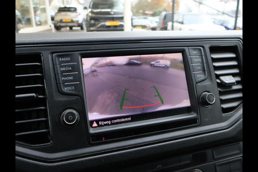 Volkswagen Crafter 35 2.0 TDI 140 PK L3H3 + 3000 KG TREKHAAK + NAVIGATIE / CAMERA / DAB / APPLE CARPLAY