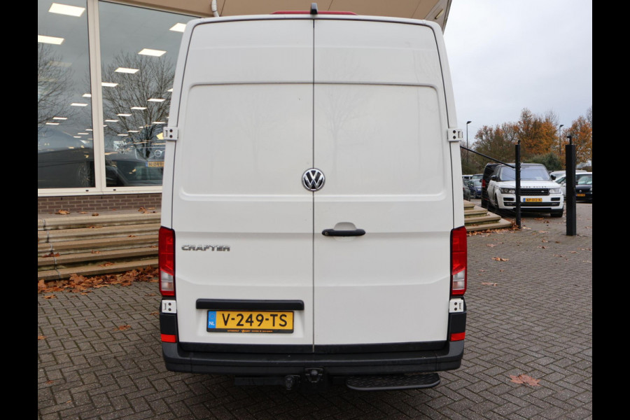 Volkswagen Crafter 35 2.0 TDI 140 PK L3H3 + 3000 KG TREKHAAK + NAVIGATIE / CAMERA / DAB / APPLE CARPLAY