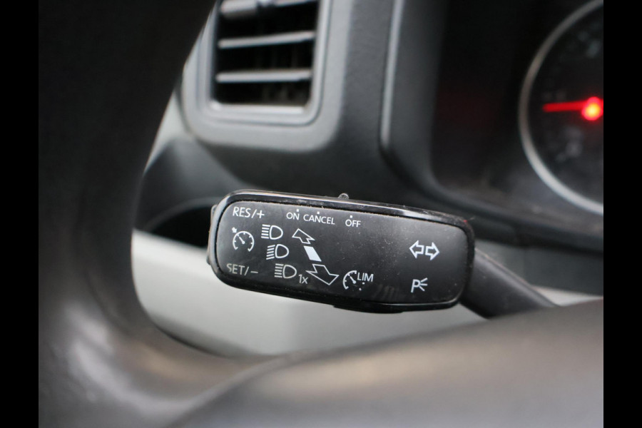 Volkswagen Crafter 35 2.0 TDI 140 PK L3H3 + 3000 KG TREKHAAK + NAVIGATIE / CAMERA / DAB / APPLE CARPLAY