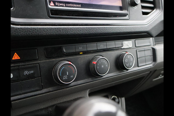 Volkswagen Crafter 35 2.0 TDI 140 PK L3H3 + 3000 KG TREKHAAK + NAVIGATIE / CAMERA / DAB / APPLE CARPLAY