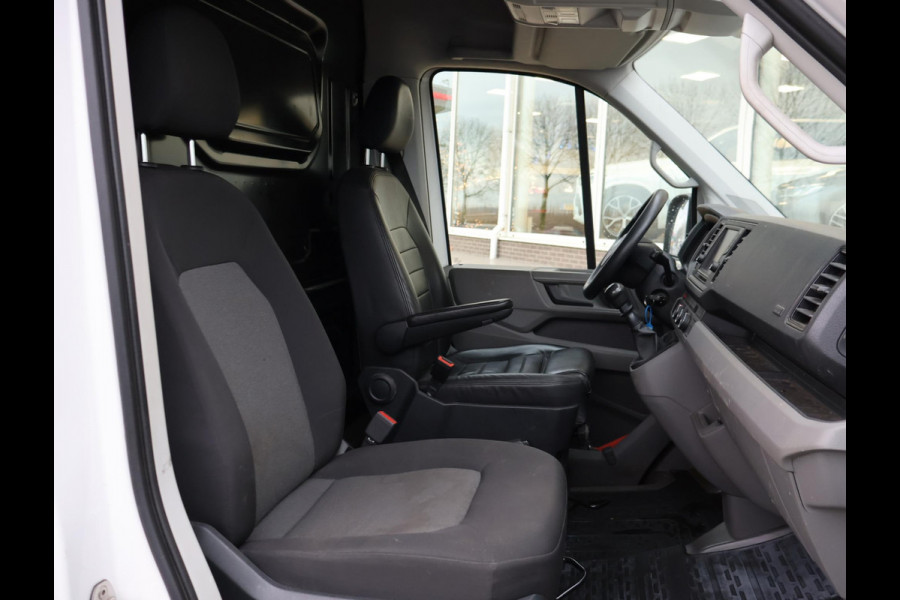 Volkswagen Crafter 35 2.0 TDI 140 PK L3H3 + 3000 KG TREKHAAK + NAVIGATIE / CAMERA / DAB / APPLE CARPLAY