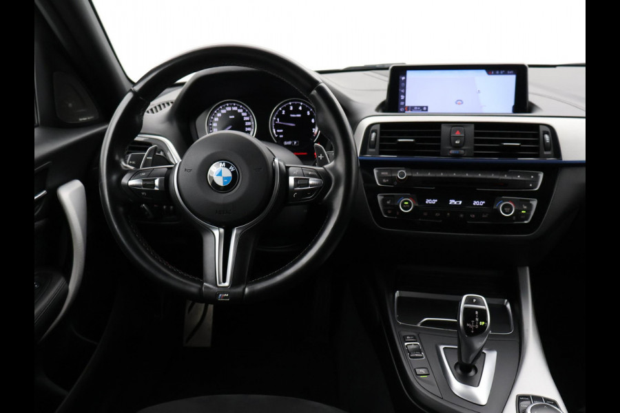 BMW 1-serie M140i 340 PK M-SPORT AUT8 + HARMAN/KARDON | 19 INCH | SPORTUITLAAT | CAMERA | STOELVERWARMING