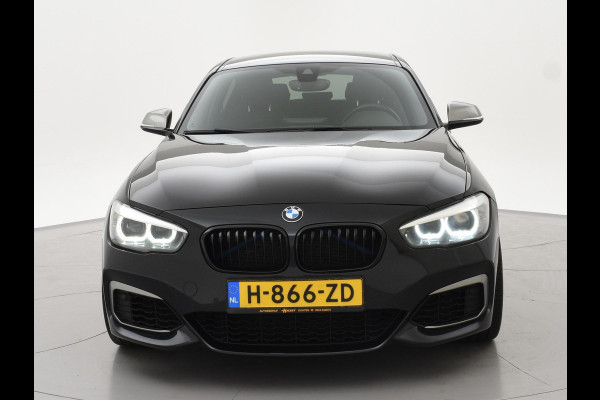 BMW 1-serie M140i 340 PK M-SPORT AUT8 + HARMAN/KARDON | 19 INCH | SPORTUITLAAT | CAMERA | STOELVERWARMING