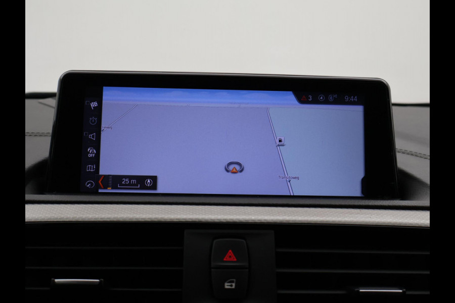 BMW 1-serie M140i 340 PK M-SPORT AUT8 + HARMAN/KARDON | 19 INCH | SPORTUITLAAT | CAMERA | STOELVERWARMING