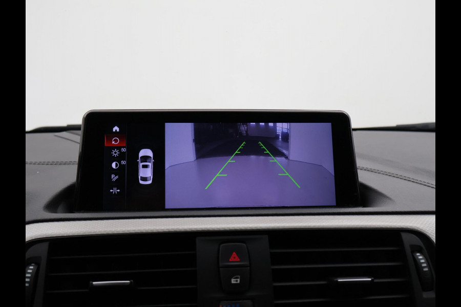 BMW 1-serie M140i 340 PK M-SPORT AUT8 + HARMAN/KARDON | 19 INCH | SPORTUITLAAT | CAMERA | STOELVERWARMING