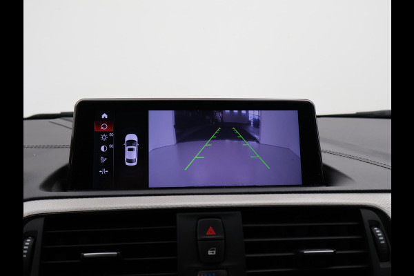 BMW 1-serie M140i 340 PK M-SPORT AUT8 + HARMAN/KARDON | 19 INCH | SPORTUITLAAT | CAMERA | STOELVERWARMING