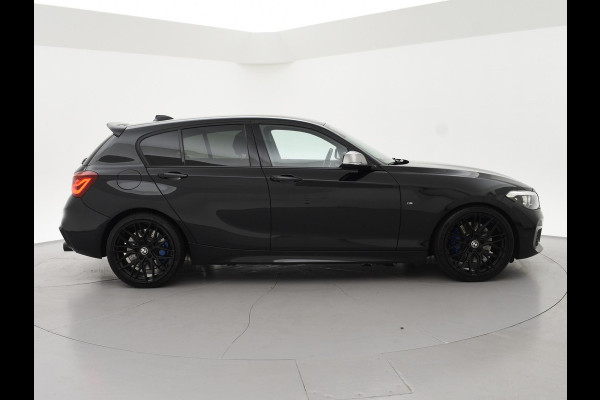 BMW 1-serie M140i 340 PK M-SPORT AUT8 + HARMAN/KARDON | 19 INCH | SPORTUITLAAT | CAMERA | STOELVERWARMING
