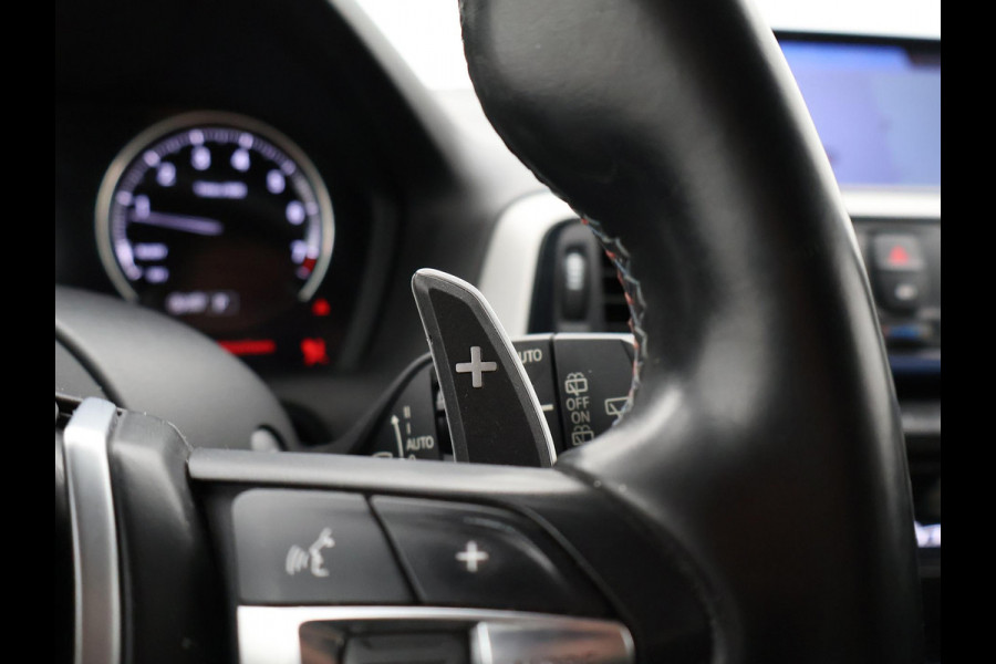 BMW 1-serie M140i 340 PK M-SPORT AUT8 + HARMAN/KARDON | 19 INCH | SPORTUITLAAT | CAMERA | STOELVERWARMING