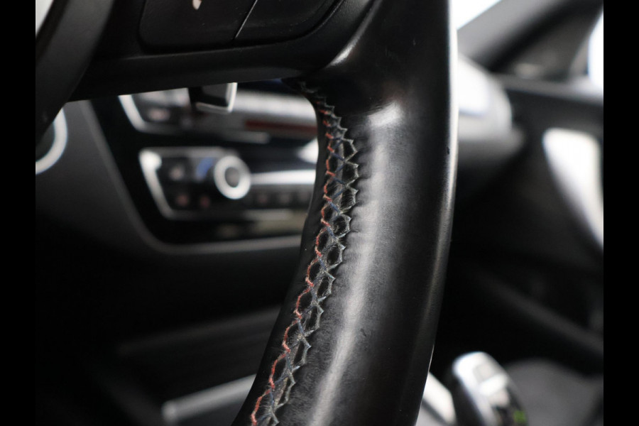 BMW 1-serie M140i 340 PK M-SPORT AUT8 + HARMAN/KARDON | 19 INCH | SPORTUITLAAT | CAMERA | STOELVERWARMING