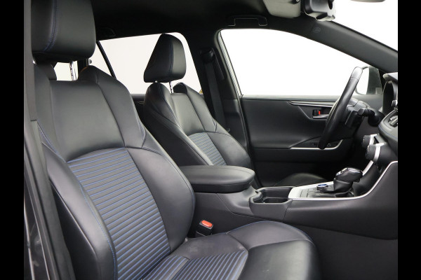 Toyota RAV4 2.5 HYBRID AWD BI-TONE + TREKHAAK | CARPLAY | CAMERA | STUUR/STOELVERWARMING