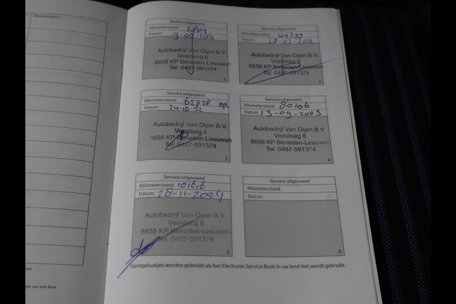 Toyota RAV4 2.5 HYBRID AWD BI-TONE + TREKHAAK | CARPLAY | CAMERA | STUUR/STOELVERWARMING