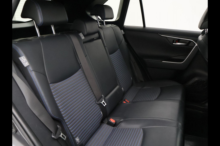 Toyota RAV4 2.5 HYBRID AWD BI-TONE + TREKHAAK | CARPLAY | CAMERA | STUUR/STOELVERWARMING