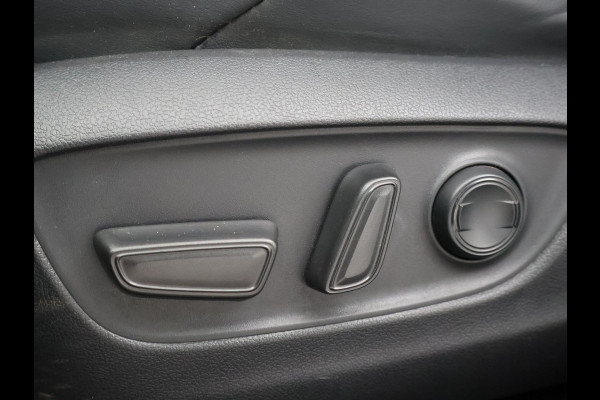 Toyota RAV4 2.5 HYBRID AWD BI-TONE + TREKHAAK | CARPLAY | CAMERA | STUUR/STOELVERWARMING