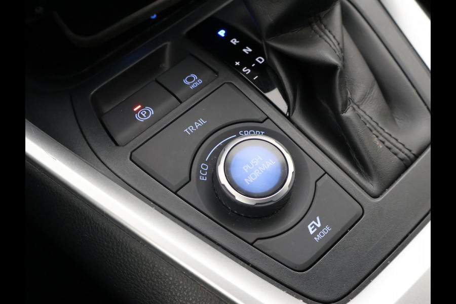 Toyota RAV4 2.5 HYBRID AWD BI-TONE + TREKHAAK | CARPLAY | CAMERA | STUUR/STOELVERWARMING