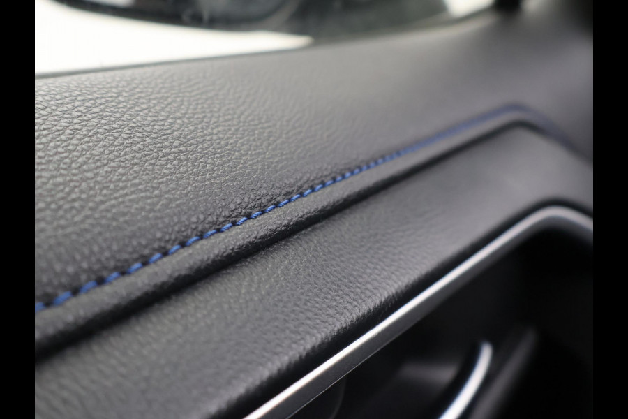 Toyota RAV4 2.5 HYBRID AWD BI-TONE + TREKHAAK | CARPLAY | CAMERA | STUUR/STOELVERWARMING