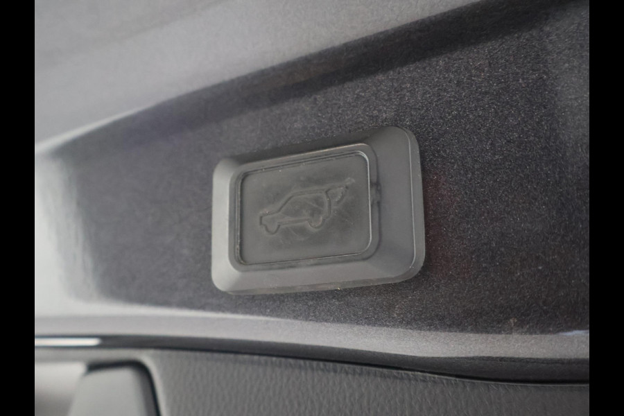 Toyota RAV4 2.5 HYBRID AWD BI-TONE + TREKHAAK | CARPLAY | CAMERA | STUUR/STOELVERWARMING