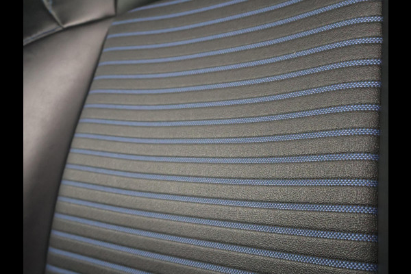 Toyota RAV4 2.5 HYBRID AWD BI-TONE + TREKHAAK | CARPLAY | CAMERA | STUUR/STOELVERWARMING