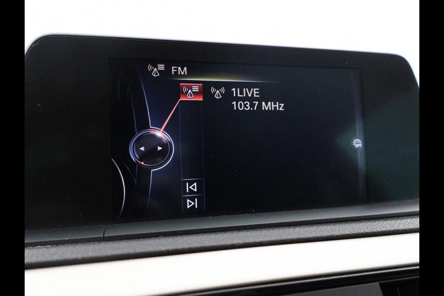 BMW 1-serie 118i 3-DEURS + LEDER | SPORTSTOELEN | STOELVERW. | 18 INCH