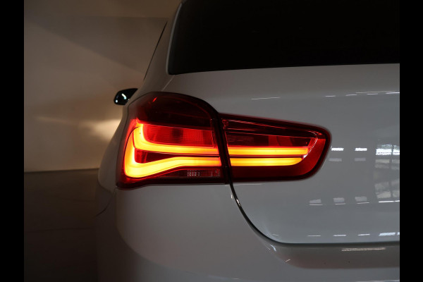 BMW 1-serie 118i 3-DEURS + LEDER | SPORTSTOELEN | STOELVERW. | 18 INCH