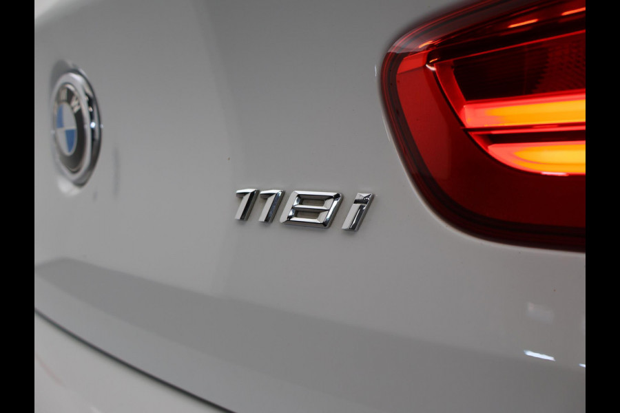 BMW 1-serie 118i 3-DEURS + LEDER | SPORTSTOELEN | STOELVERW. | 18 INCH