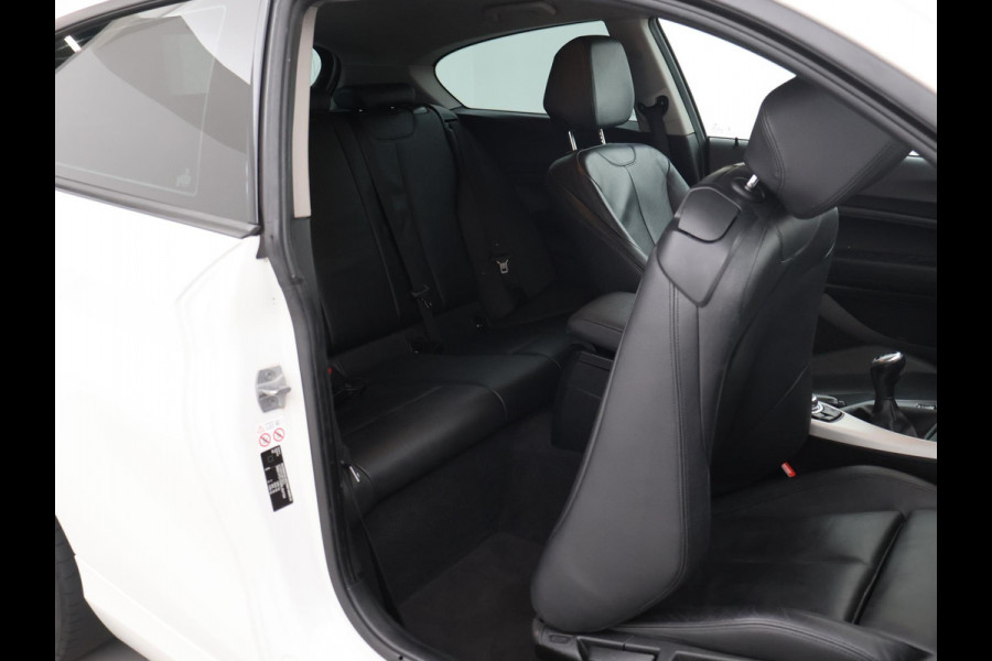 BMW 1-serie 118i 3-DEURS + LEDER | SPORTSTOELEN | STOELVERW. | 18 INCH