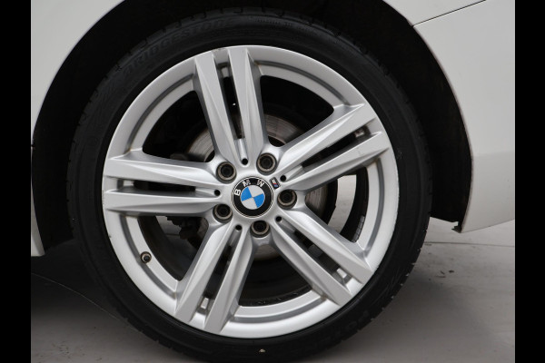 BMW 1-serie 118i 3-DEURS + LEDER | SPORTSTOELEN | STOELVERW. | 18 INCH