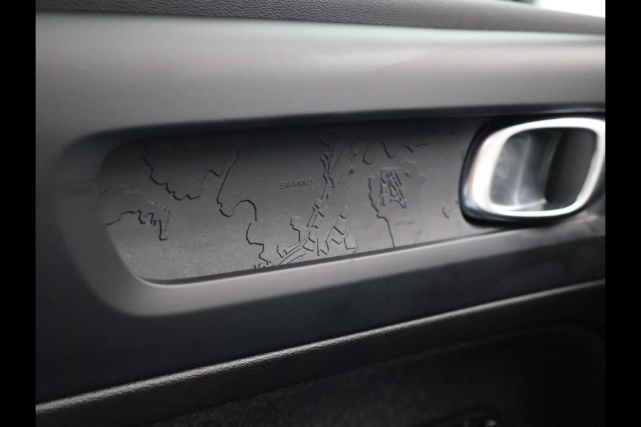 Volvo XC40 238 PK SINGLE MOTOR PLUS 69 kWh + ELEK. TREKHAAK | ACC | 19 INCH | CAMERA