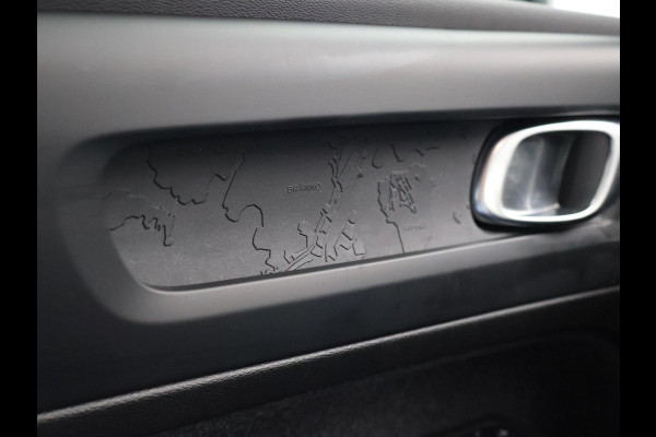 Volvo XC40 238 PK SINGLE MOTOR PLUS 69 kWh + ELEK. TREKHAAK | ACC | 19 INCH | CAMERA