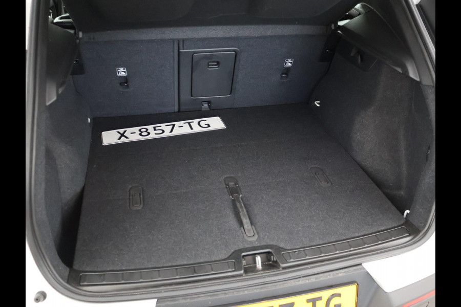 Volvo XC40 238 PK SINGLE MOTOR PLUS 69 kWh + ELEK. TREKHAAK | ACC | 19 INCH | CAMERA