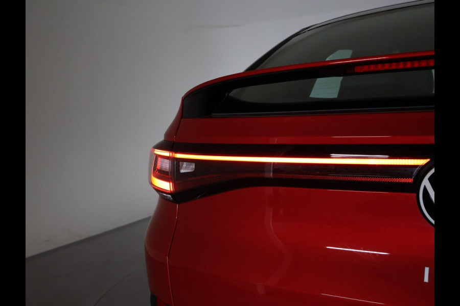 Volkswagen ID.5 PRO 77 kWh *KINGS RED* + STUUR/STOELVERWARMING | SFEERVERLICHTING | ORIG. NL