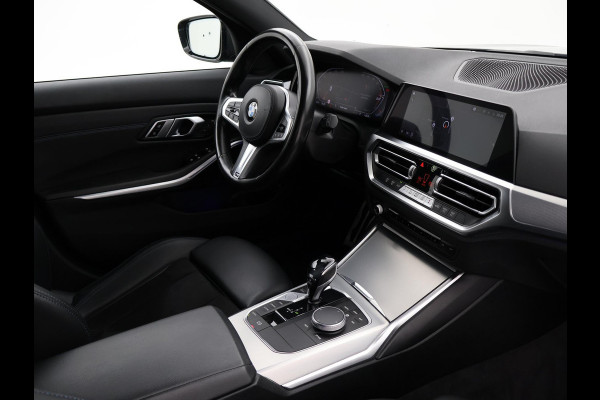 BMW 3 Serie Touring 318i AUT. M-SPORT DRAVITGRAU + SPORTSTOELEN | CAMERA | MEMORY | HIFI | SFEERVERLICHTING | CARPLAY
