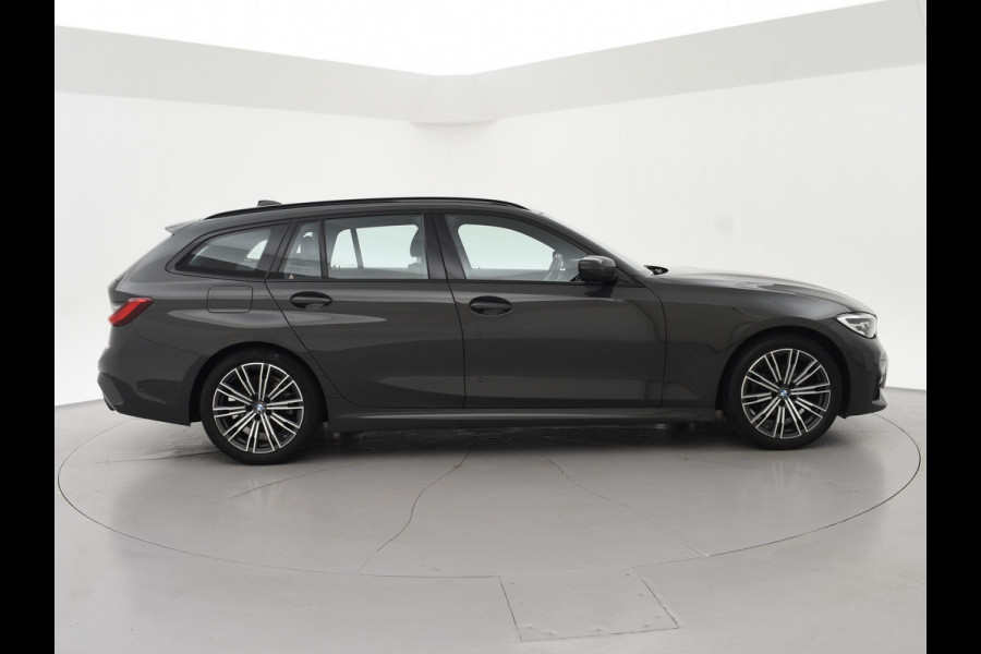 BMW 3 Serie Touring 318i AUT. M-SPORT DRAVITGRAU + SPORTSTOELEN | CAMERA | MEMORY | HIFI | SFEERVERLICHTING | CARPLAY