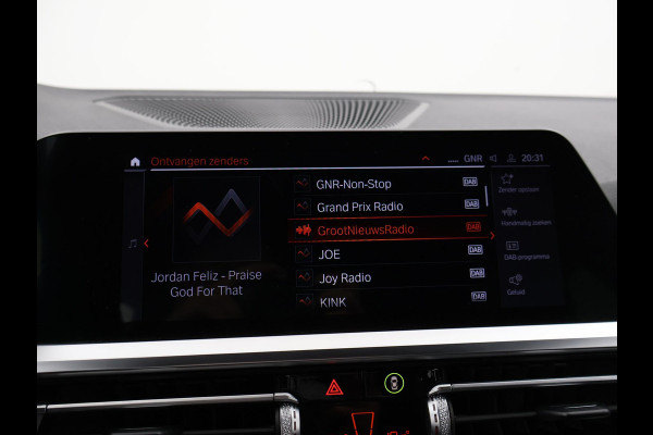 BMW 3 Serie Touring 318i AUT. M-SPORT DRAVITGRAU + SPORTSTOELEN | CAMERA | MEMORY | HIFI | SFEERVERLICHTING | CARPLAY