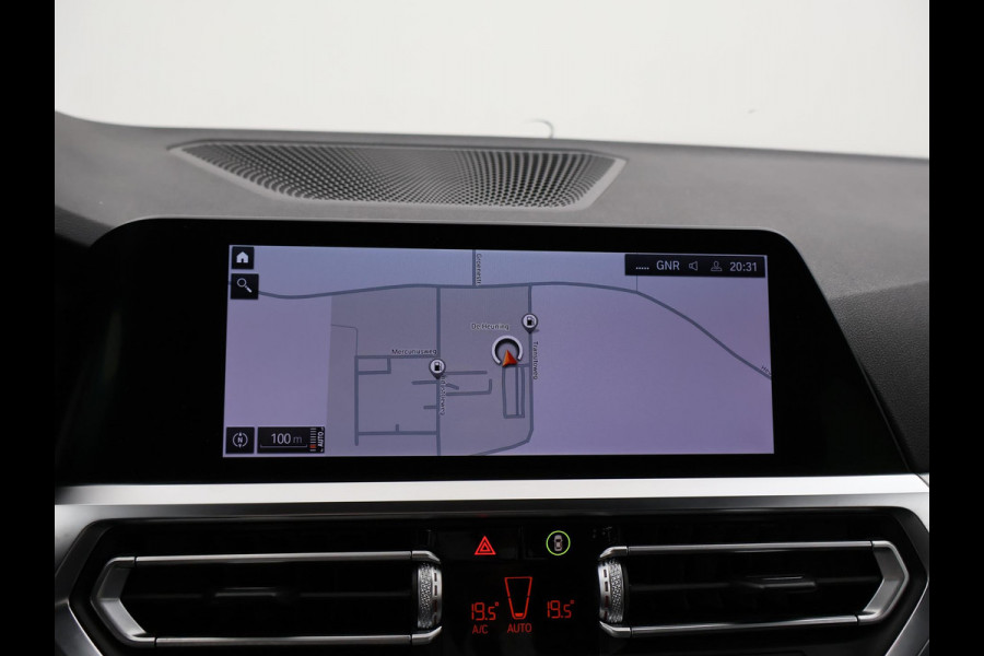 BMW 3 Serie Touring 318i AUT. M-SPORT DRAVITGRAU + SPORTSTOELEN | CAMERA | MEMORY | HIFI | SFEERVERLICHTING | CARPLAY