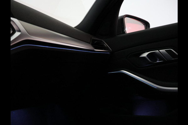BMW 3 Serie Touring 318i AUT. M-SPORT DRAVITGRAU + SPORTSTOELEN | CAMERA | MEMORY | HIFI | SFEERVERLICHTING | CARPLAY