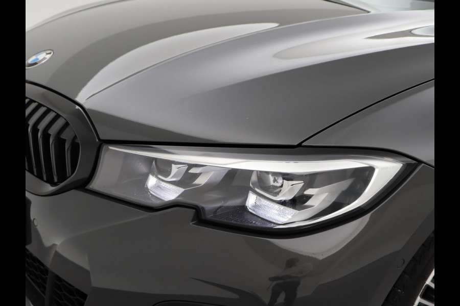 BMW 3 Serie Touring 318i AUT. M-SPORT DRAVITGRAU + SPORTSTOELEN | CAMERA | MEMORY | HIFI | SFEERVERLICHTING | CARPLAY