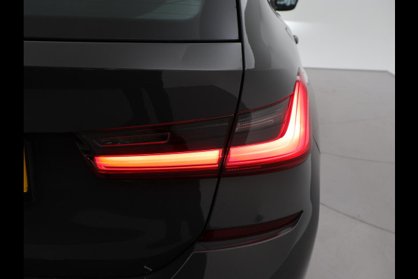 BMW 3 Serie Touring 318i AUT. M-SPORT DRAVITGRAU + SPORTSTOELEN | CAMERA | MEMORY | HIFI | SFEERVERLICHTING | CARPLAY