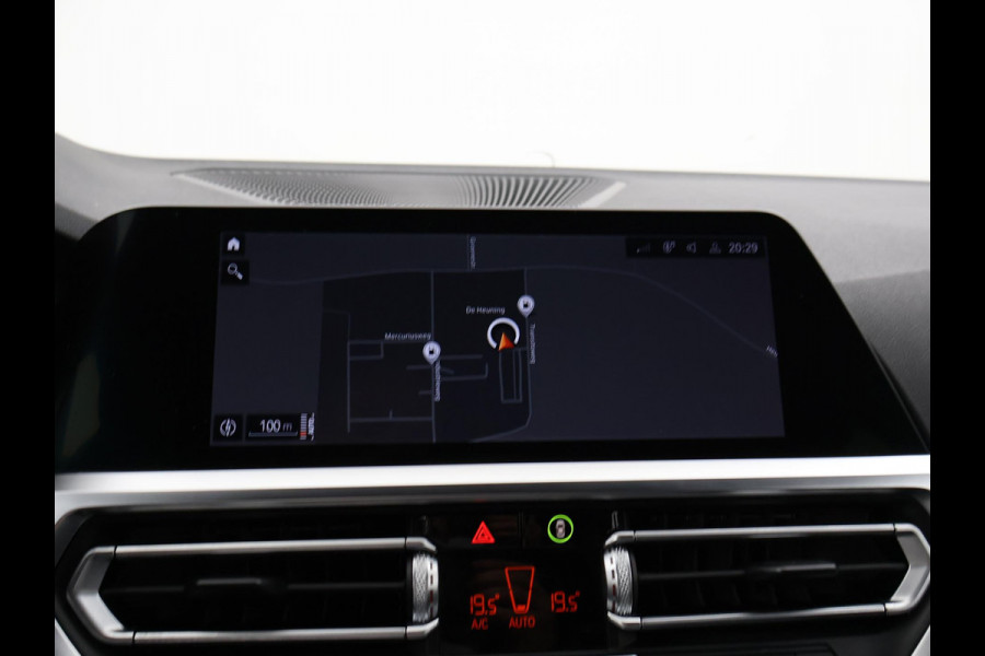 BMW 3 Serie Touring 318i AUT. M-SPORT DRAVITGRAU + SPORTSTOELEN | CAMERA | MEMORY | HIFI | SFEERVERLICHTING | CARPLAY