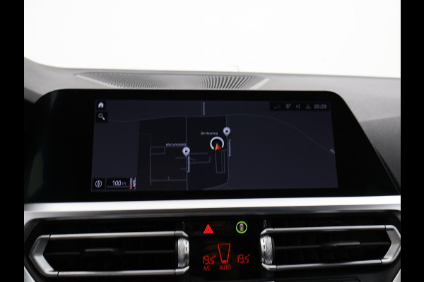 BMW 3 Serie Touring 318i AUT. M-SPORT DRAVITGRAU + SPORTSTOELEN | CAMERA | MEMORY | HIFI | SFEERVERLICHTING | CARPLAY