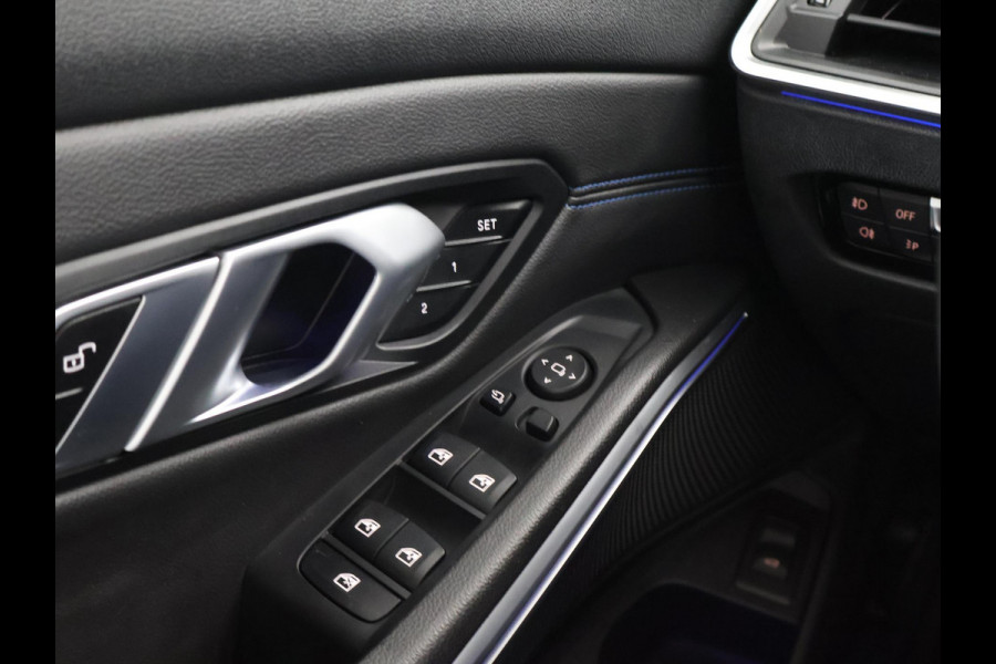 BMW 3 Serie Touring 318i AUT. M-SPORT DRAVITGRAU + SPORTSTOELEN | CAMERA | MEMORY | HIFI | SFEERVERLICHTING | CARPLAY