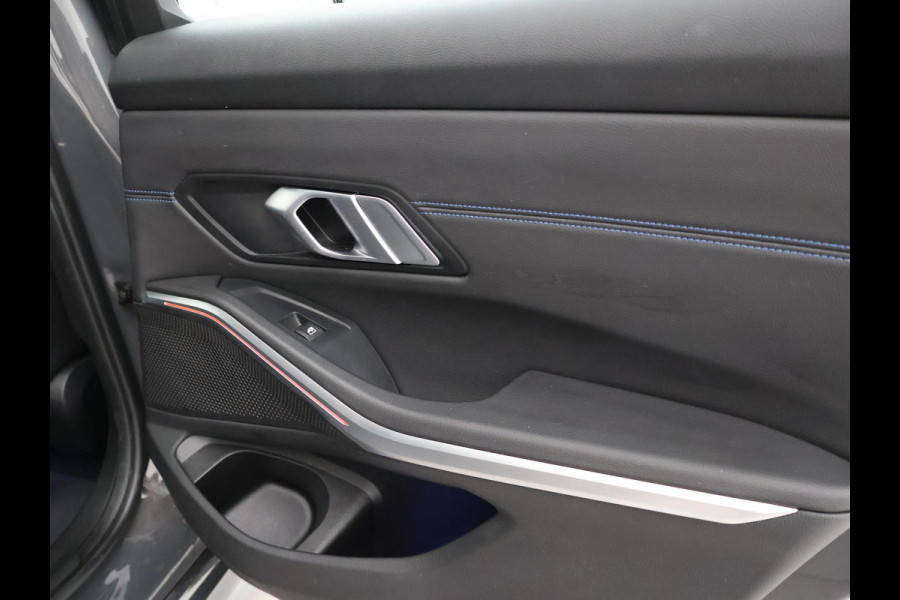 BMW 3 Serie Touring 318i AUT. M-SPORT DRAVITGRAU + SPORTSTOELEN | CAMERA | MEMORY | HIFI | SFEERVERLICHTING | CARPLAY
