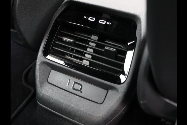 Volkswagen ID.5 PRO 77 kWh *KINGS RED* + STUUR/STOELVERWARMING | SFEERVERLICHTING | ORIG. NL