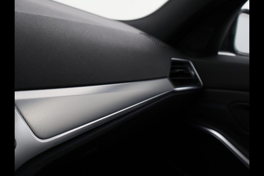 BMW 3 Serie Touring 318i AUT. M-SPORT DRAVITGRAU + SPORTSTOELEN | CAMERA | MEMORY | HIFI | SFEERVERLICHTING | CARPLAY