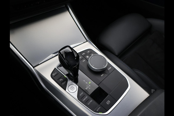 BMW 3 Serie Touring 318i AUT. M-SPORT DRAVITGRAU + SPORTSTOELEN | CAMERA | MEMORY | HIFI | SFEERVERLICHTING | CARPLAY