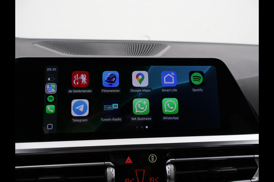 BMW 3 Serie Touring 318i AUT. M-SPORT DRAVITGRAU + SPORTSTOELEN | CAMERA | MEMORY | HIFI | SFEERVERLICHTING | CARPLAY