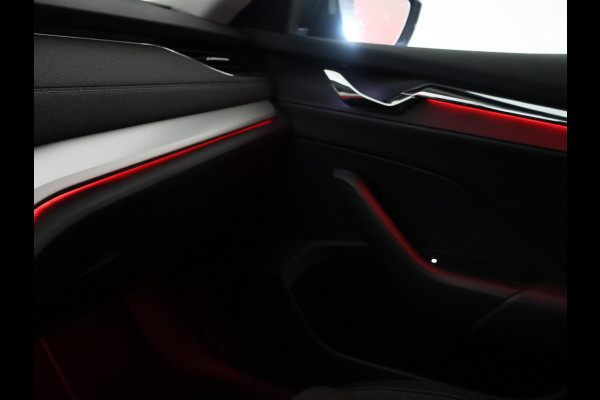 Škoda Octavia Combi 1.5 e-TSI AUT. + 18 INCH | ADAPTIVE CRUISE | LED | VIRTUAL COCKPIT | SFEERVERLICHTING | CAMERA | CARPLAY | STOELVERW.