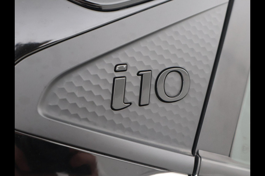 Hyundai i10 1.0 AUTOMAAT COMFORT 5-ZITS + APPLE CARPLAY | DAB+ | CRUISE CONTROL | TWO-TONE WIT/ZWART