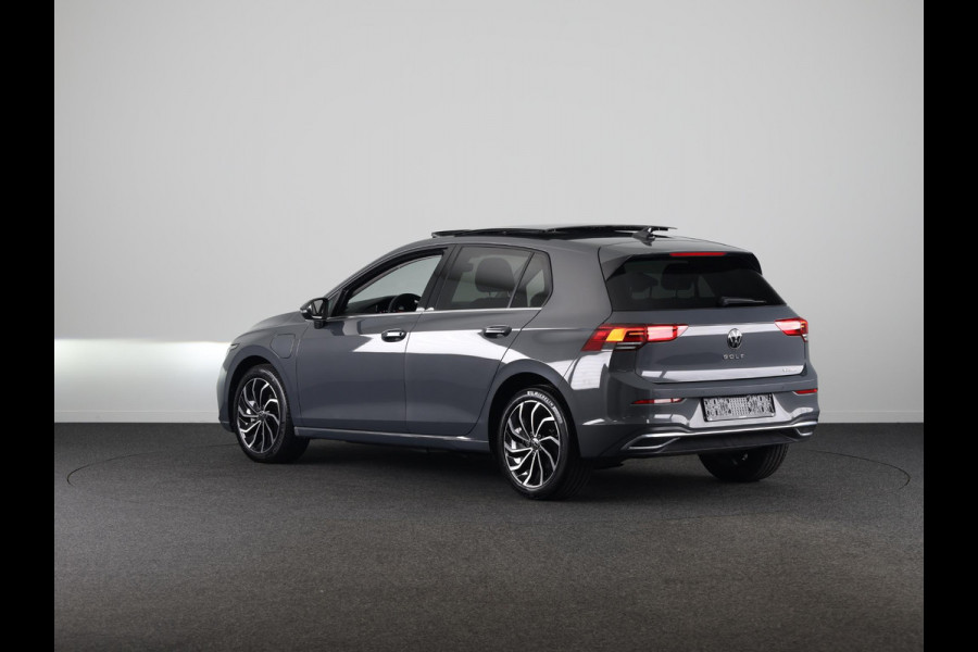 Volkswagen Golf 1.4 eHybrid Style 204 pk Automaat (DSG) | Navigatie | Panoramadak | Parkeersensoren | Adaptieve cruise control | Stoelverwarming |