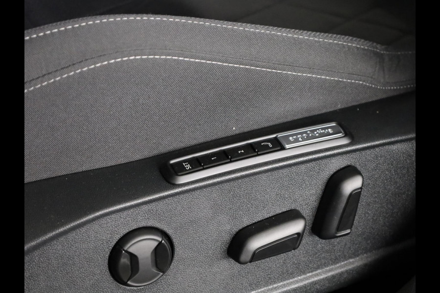 Volkswagen Golf 1.4 eHybrid Style 204 pk Automaat (DSG) | Navigatie | Panoramadak | Parkeersensoren | Adaptieve cruise control | Stoelverwarming |